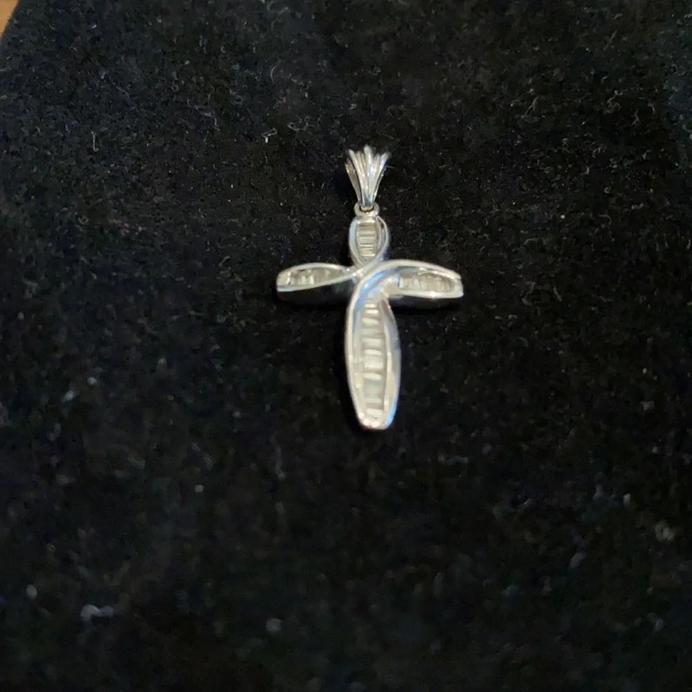 Authentic - 10K Cross Pendant. - Picture 4 of 5